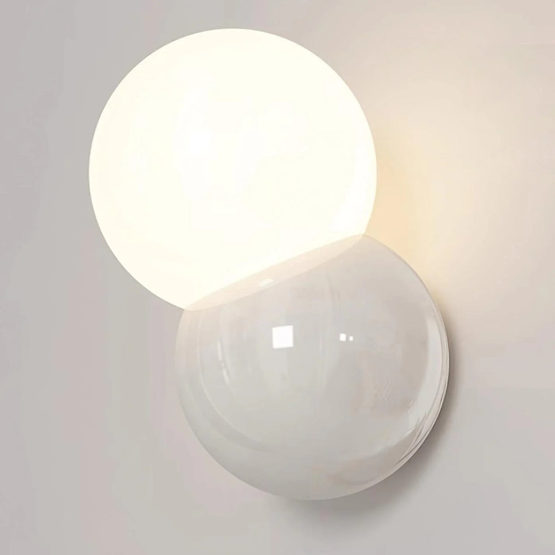 Minimalistyczna lampa ścienna z kulą – widok produktu 14 | Nuvira Home