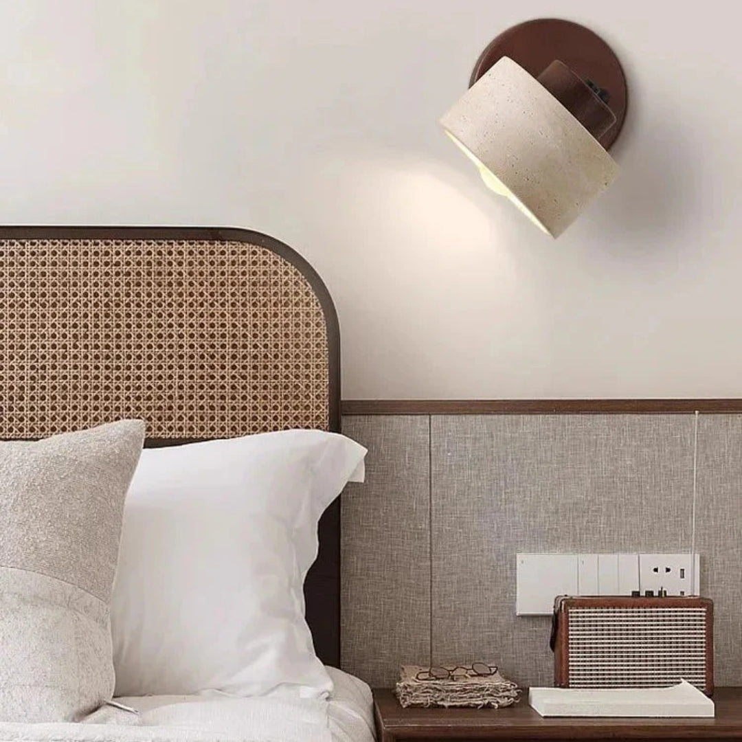 Minimalistyczna lampa ścienna z trawertynu i drewna – widok produktu 3 | Nuvira Home