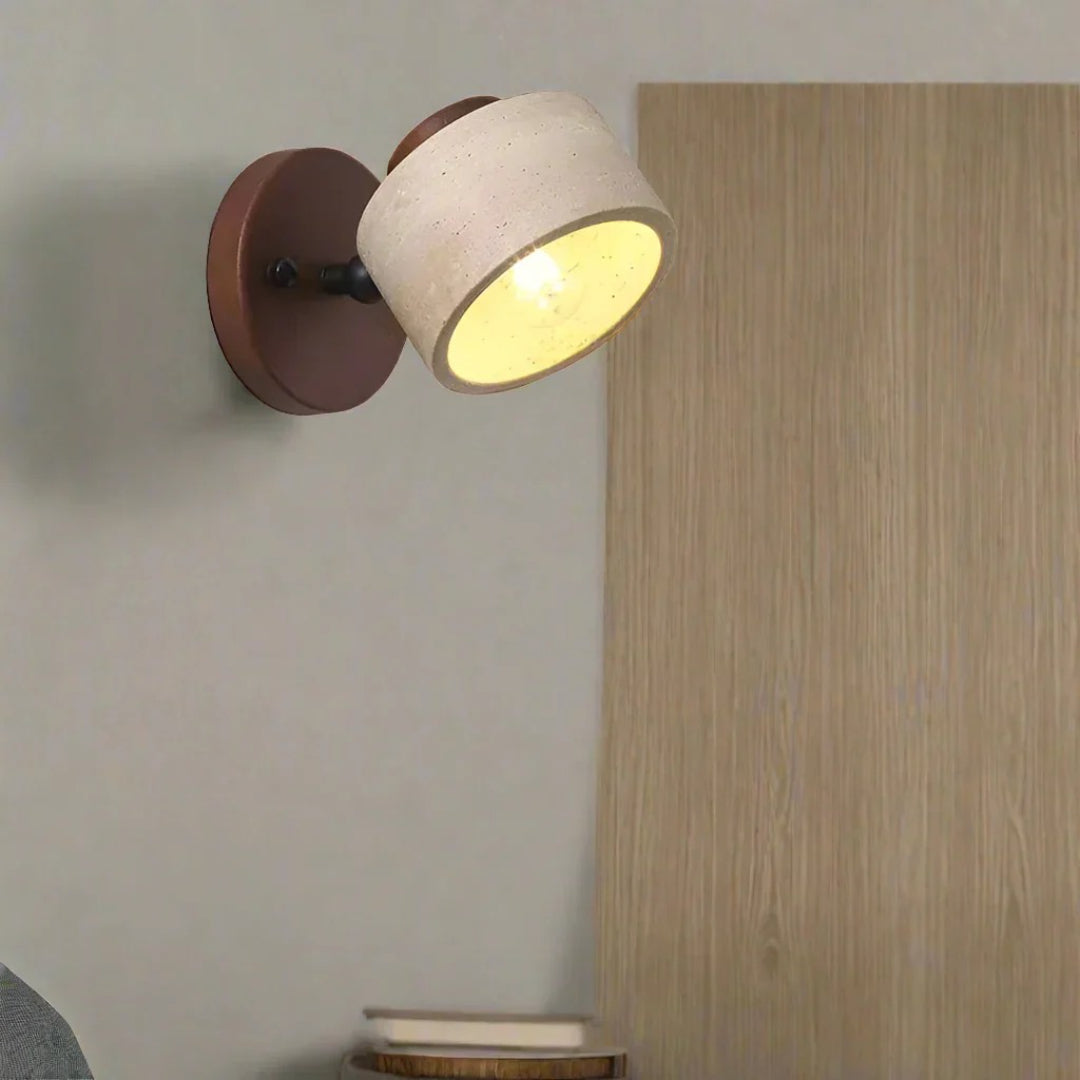 Minimalistyczna lampa ścienna z trawertynu i drewna – widok produktu 5 | Nuvira Home