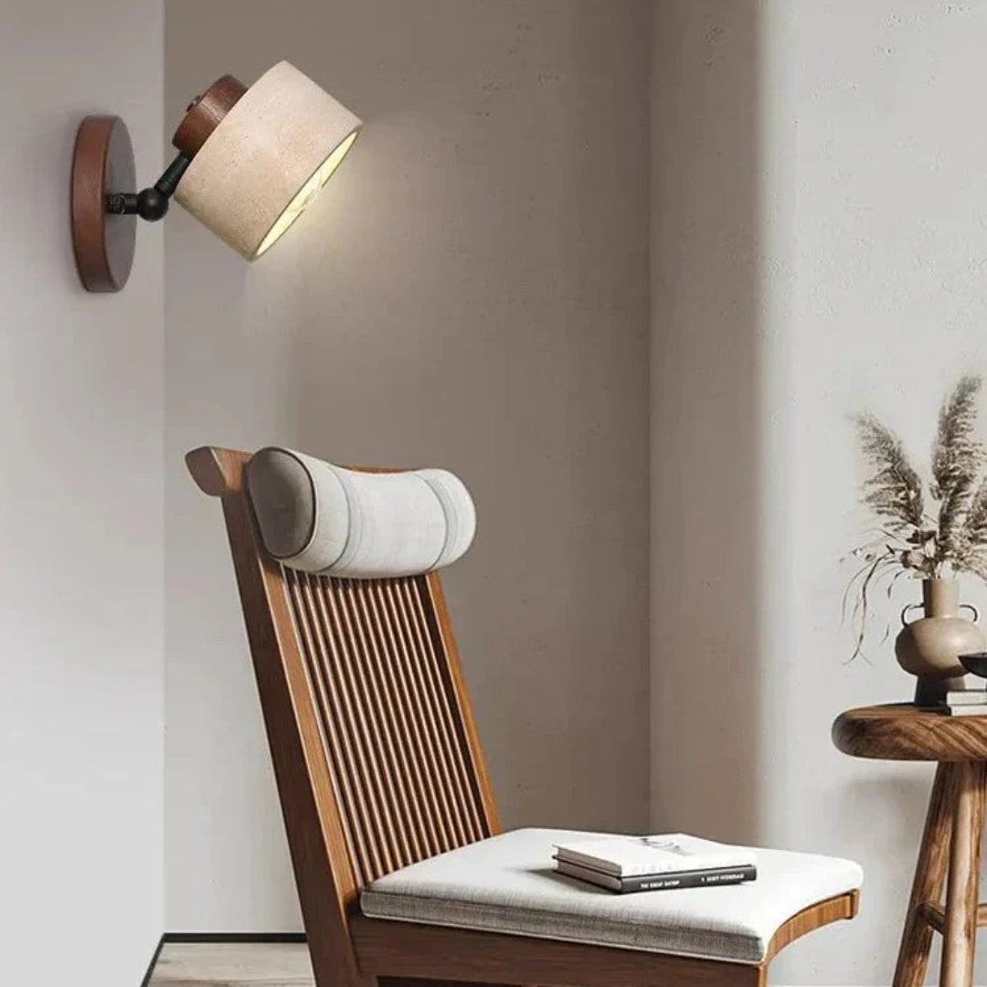 Minimalistyczna lampa ścienna z trawertynu i drewna – widok produktu 6 | Nuvira Home
