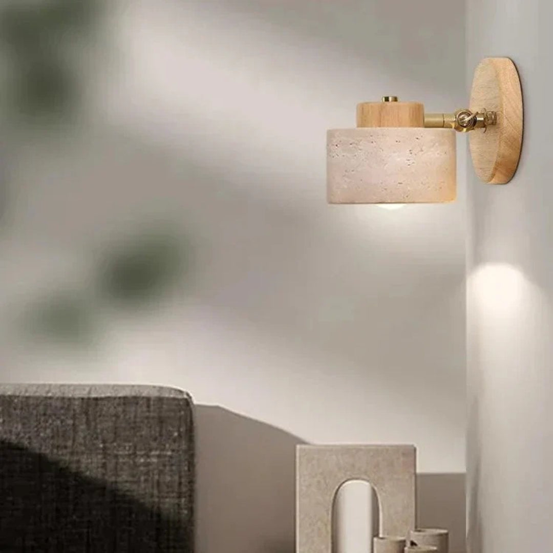 Minimalistyczna lampa ścienna z trawertynu i drewna – widok produktu 10 | Nuvira Home