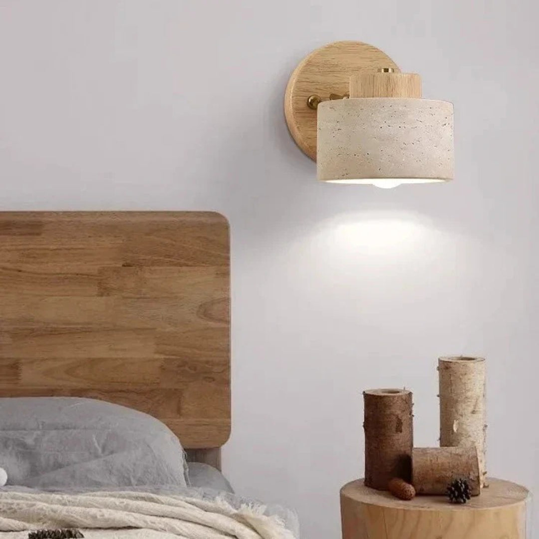 Minimalistyczna lampa ścienna z trawertynu i drewna – widok produktu 12 | Nuvira Home