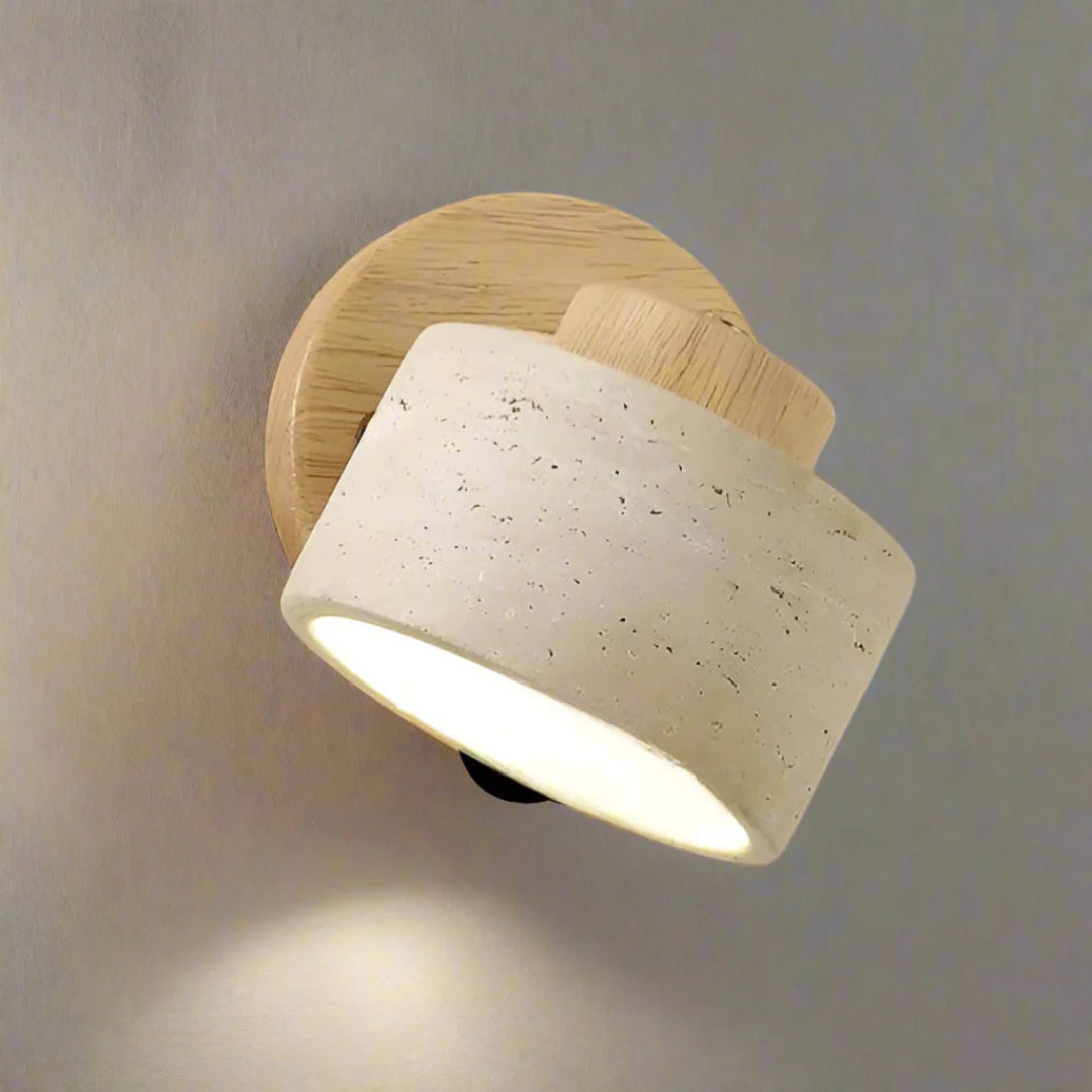 Minimalistyczna lampa ścienna z trawertynu i drewna – widok produktu 13 | Nuvira Home