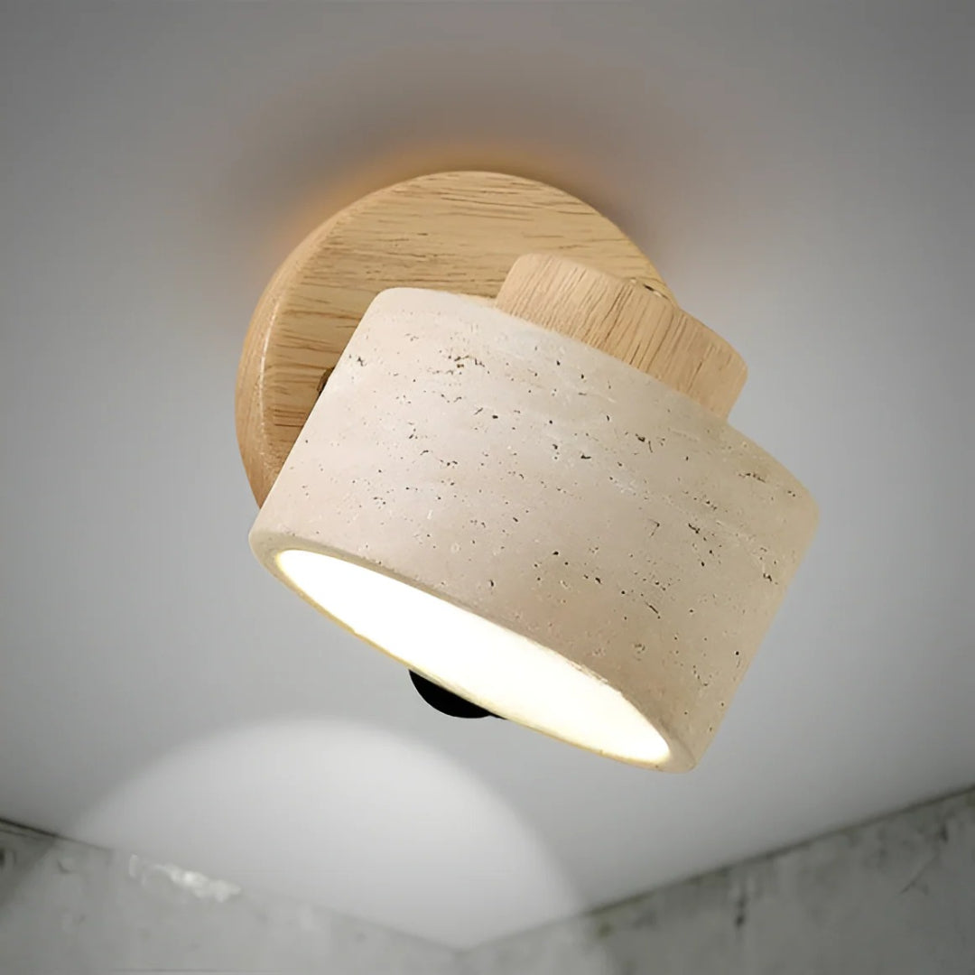 Minimalistyczna lampa ścienna z trawertynu i drewna – widok produktu 14 | Nuvira Home