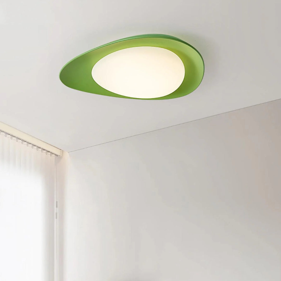 Minimalistyczna lampa sufitowa z motywem liścia – widok produktu 1 | Nuvira Home