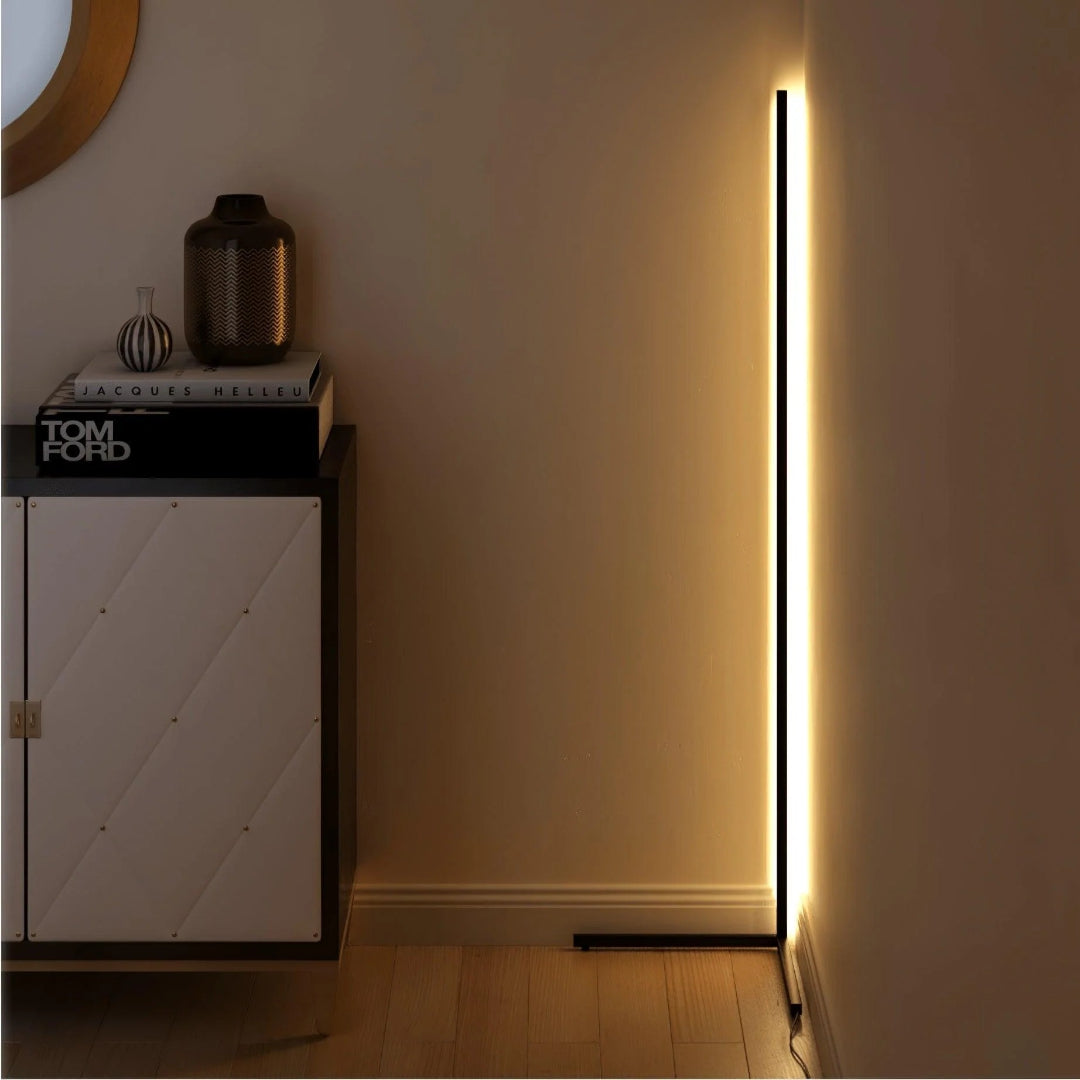 Minimalistyczna liniowa lampa podłogowa – widok produktu 6 | Nuvira Home