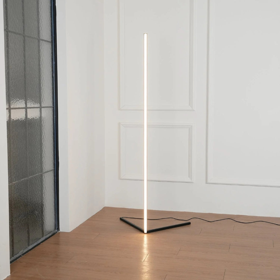 Minimalistyczna liniowa lampa podłogowa – widok produktu 9 | Nuvira Home