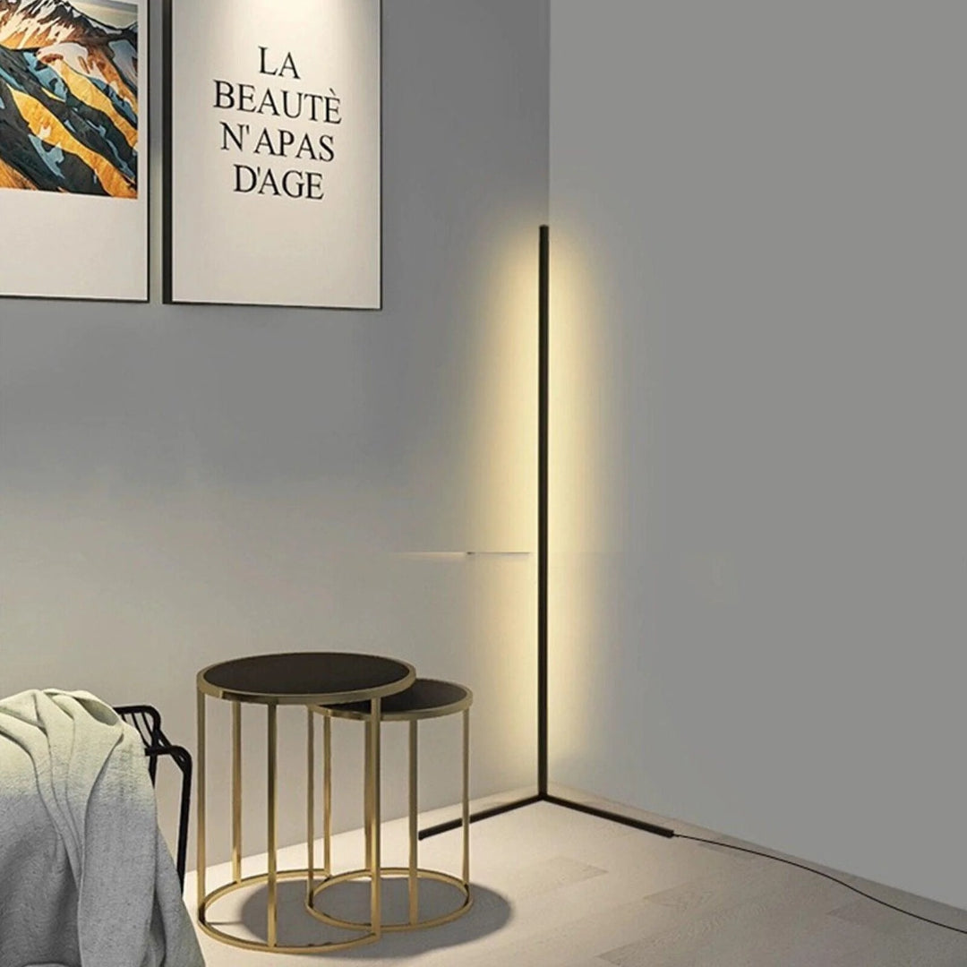 Minimalistyczna liniowa lampa podłogowa – widok produktu 10 | Nuvira Home