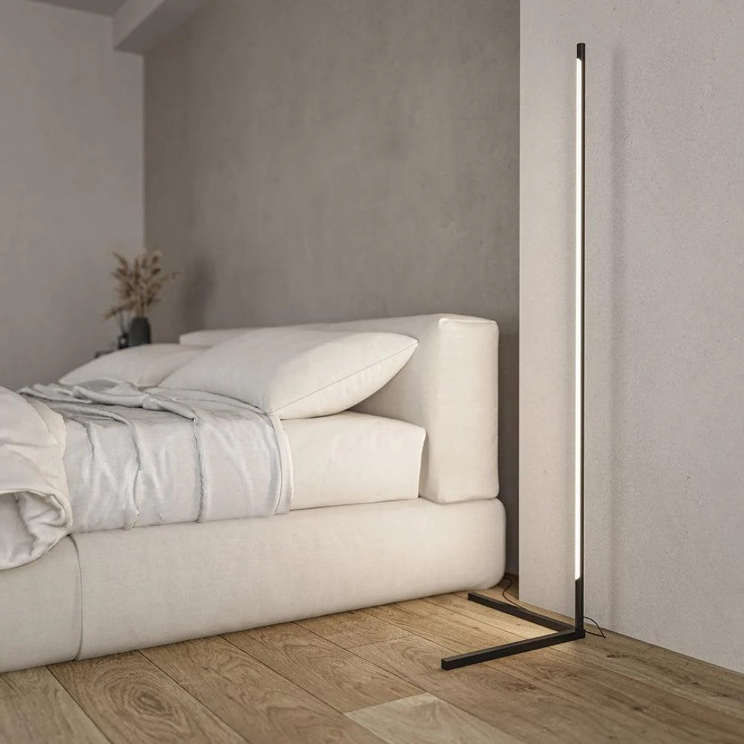 Minimalistyczna liniowa lampa podłogowa – widok produktu 13 | Nuvira Home