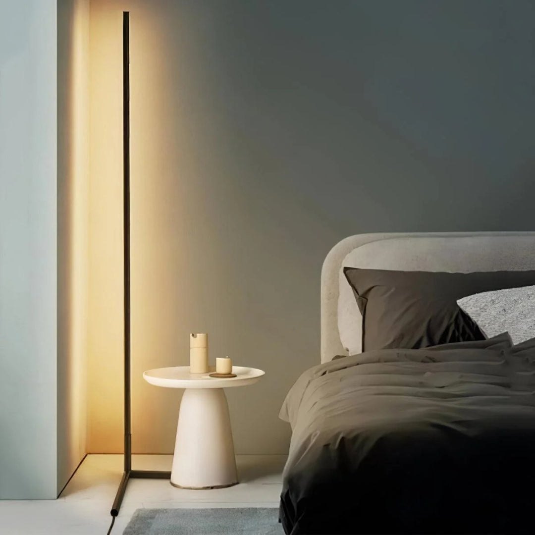 Minimalistyczna liniowa lampa podłogowa – widok produktu 14 | Nuvira Home