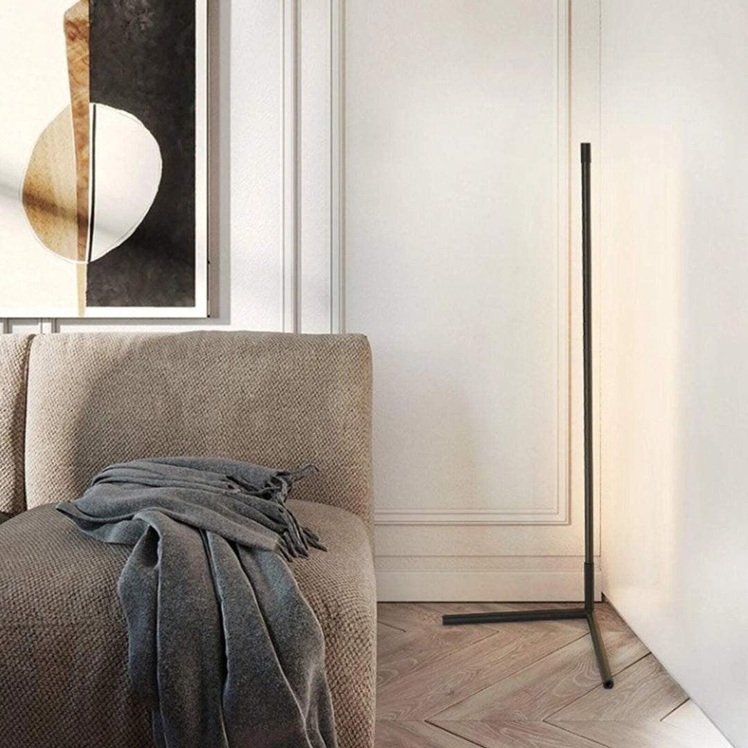 Minimalistyczna liniowa lampa podłogowa – widok produktu 15 | Nuvira Home