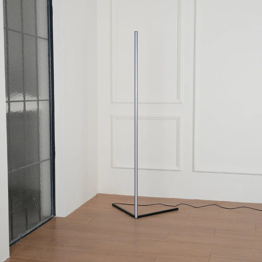 Minimalistyczna liniowa lampa podłogowa – widok produktu 26 | Nuvira Home