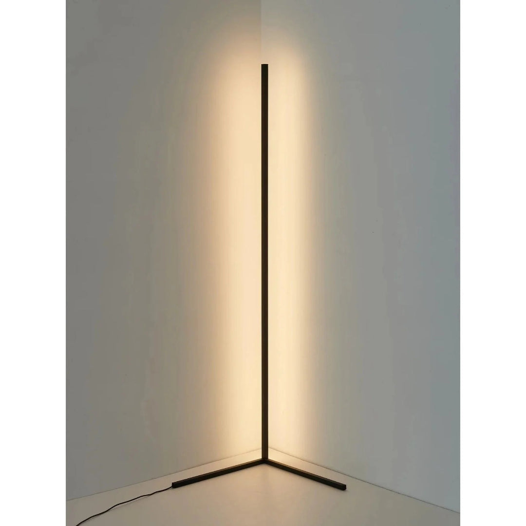 Minimalistyczna liniowa lampa podłogowa – widok produktu 29 | Nuvira Home