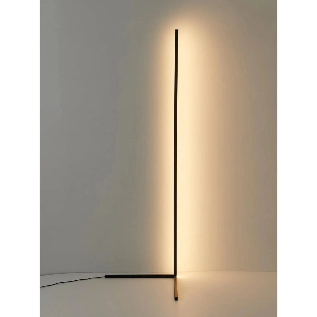 Minimalistyczna liniowa lampa podłogowa – widok produktu 30 | Nuvira Home