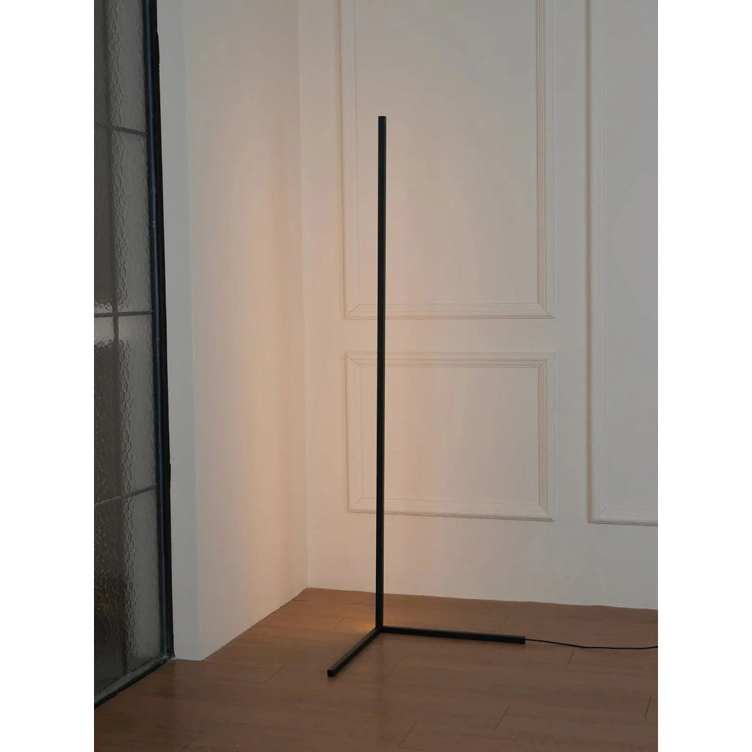 Minimalistyczna liniowa lampa podłogowa – widok produktu 32 | Nuvira Home