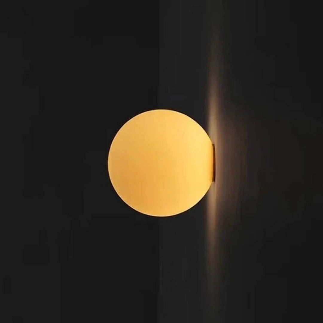 Minimalistyczna matowa szklana lampa ścienna – widok produktu 1 | Nuvira Home