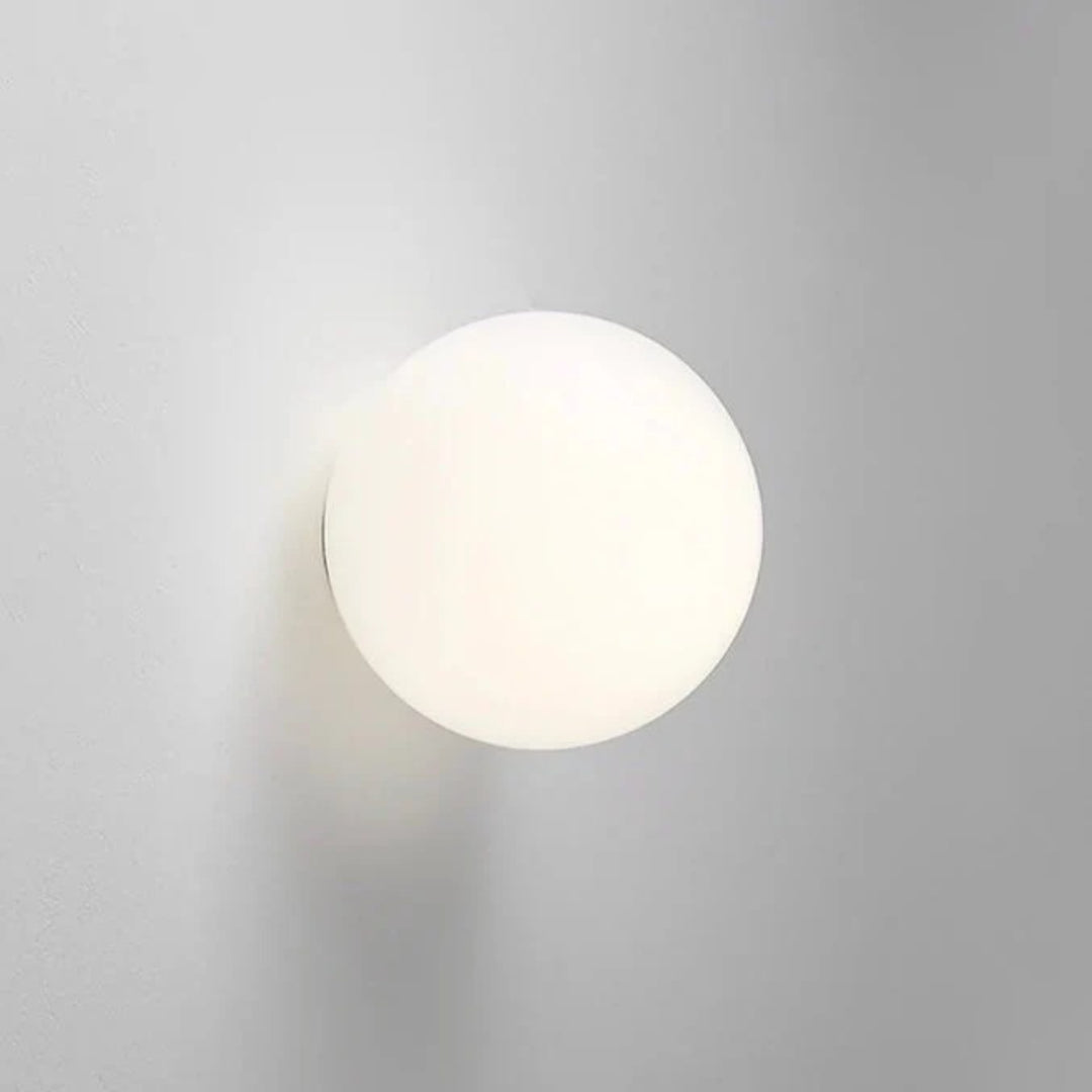 Minimalistyczna matowa szklana lampa ścienna – widok produktu 2 | Nuvira Home