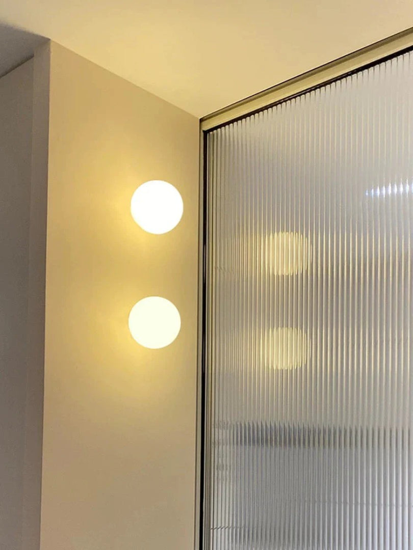 Minimalistyczna matowa szklana lampa ścienna – widok produktu 6 | Nuvira Home