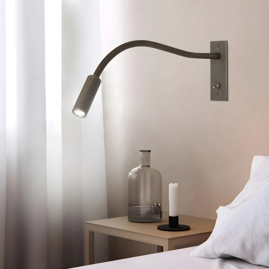 Minimalistyczna metalowa lampa ścienna z elastycznym ramieniem – widok produktu 4 | Nuvira Home