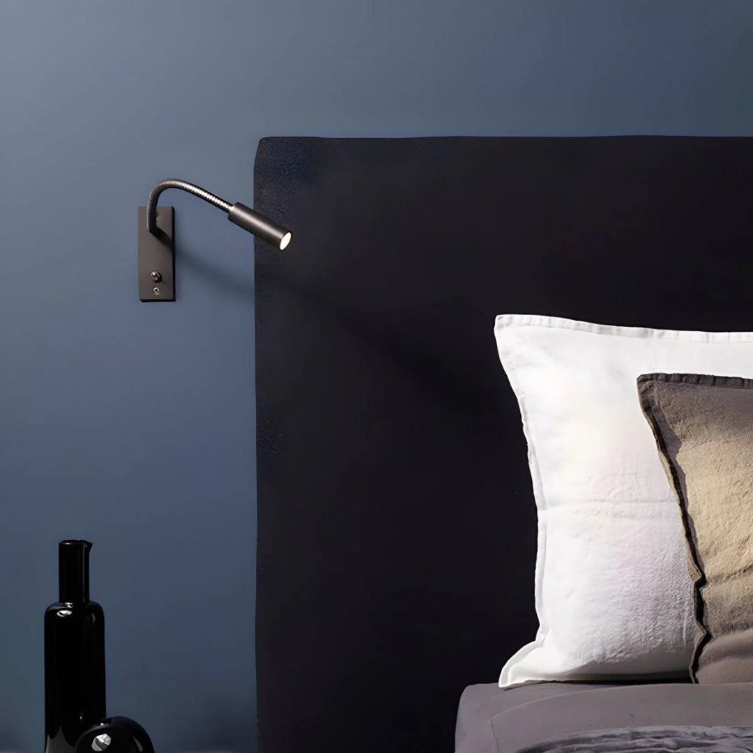 Minimalistyczna metalowa lampa ścienna z elastycznym ramieniem – widok produktu 6 | Nuvira Home