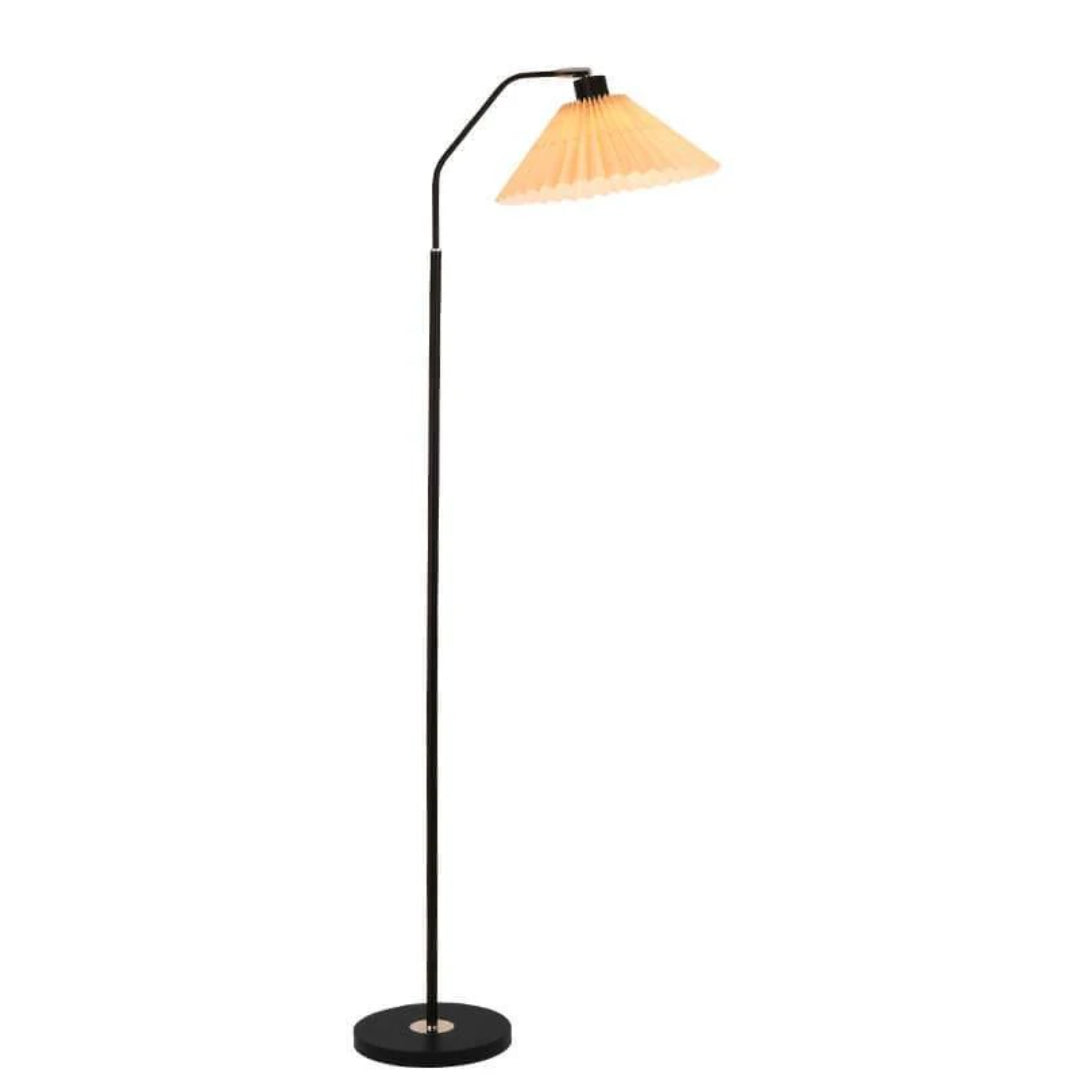 Minimalistyczna plisowana lampa podłogowa z tkaniny – widok produktu 1 | Nuvira Home