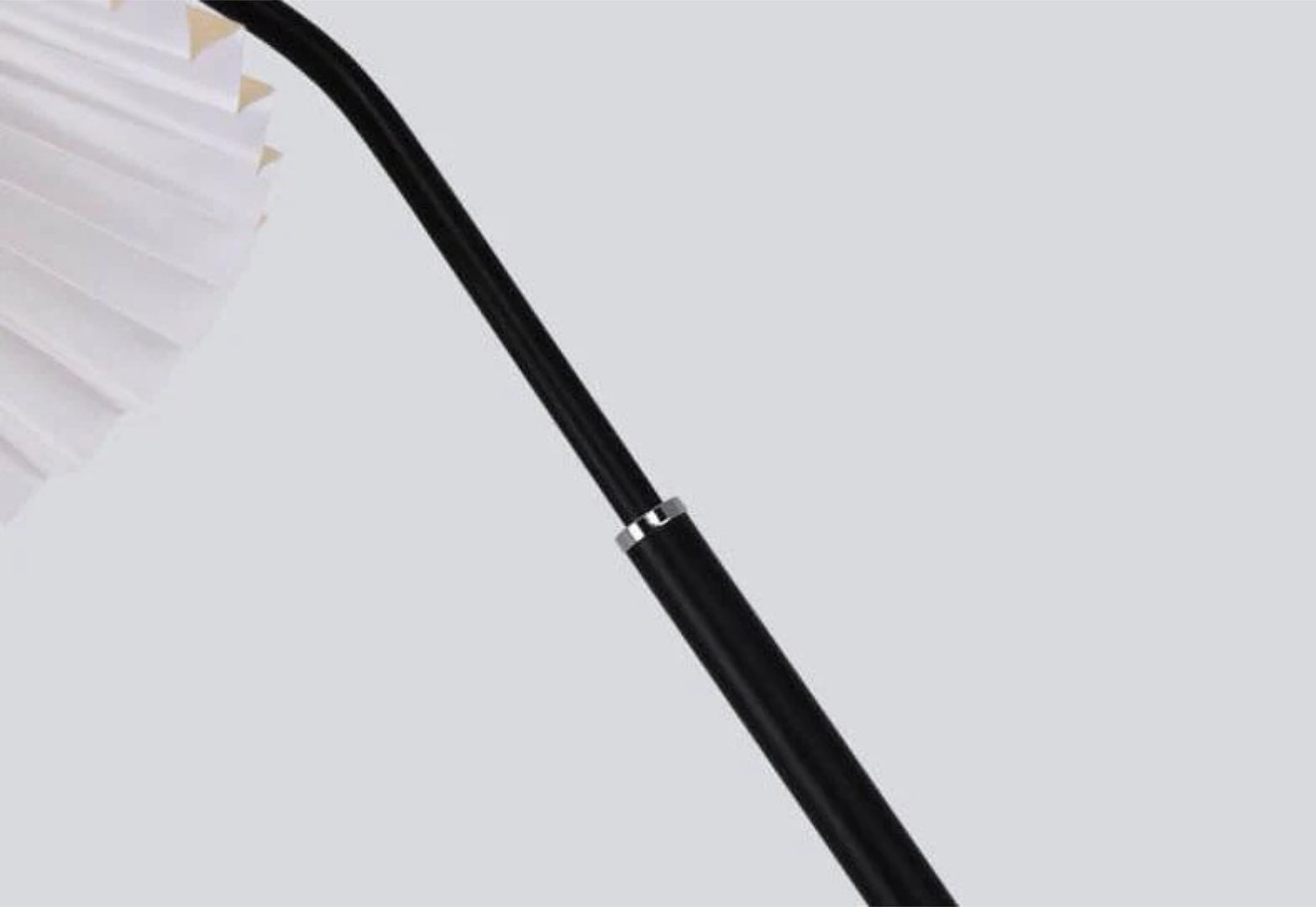Minimalistyczna plisowana lampa podłogowa z tkaniny – widok produktu 7 | Nuvira Home