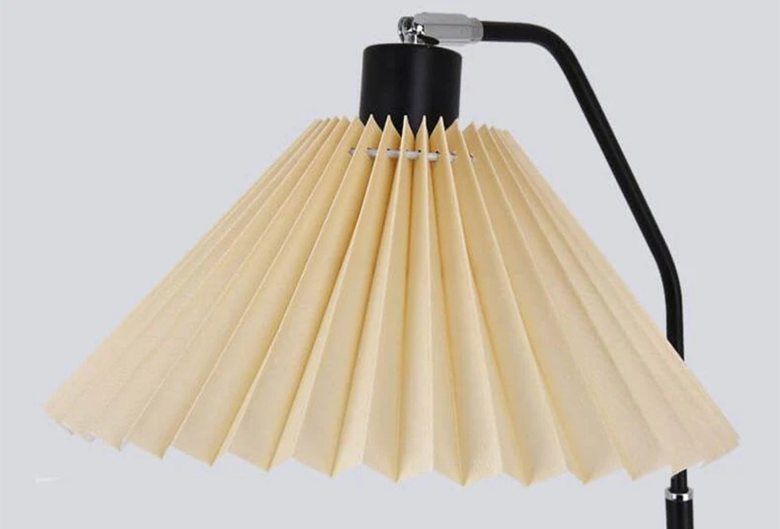 Minimalistyczna plisowana lampa podłogowa z tkaniny – widok produktu 8 | Nuvira Home