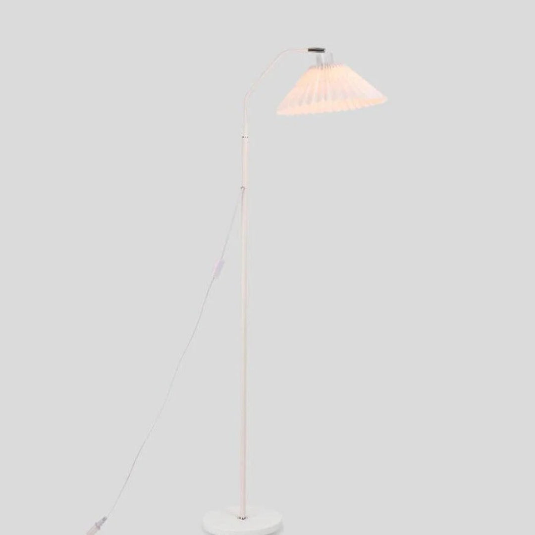 Minimalistyczna plisowana lampa podłogowa z tkaniny – widok produktu 12 | Nuvira Home