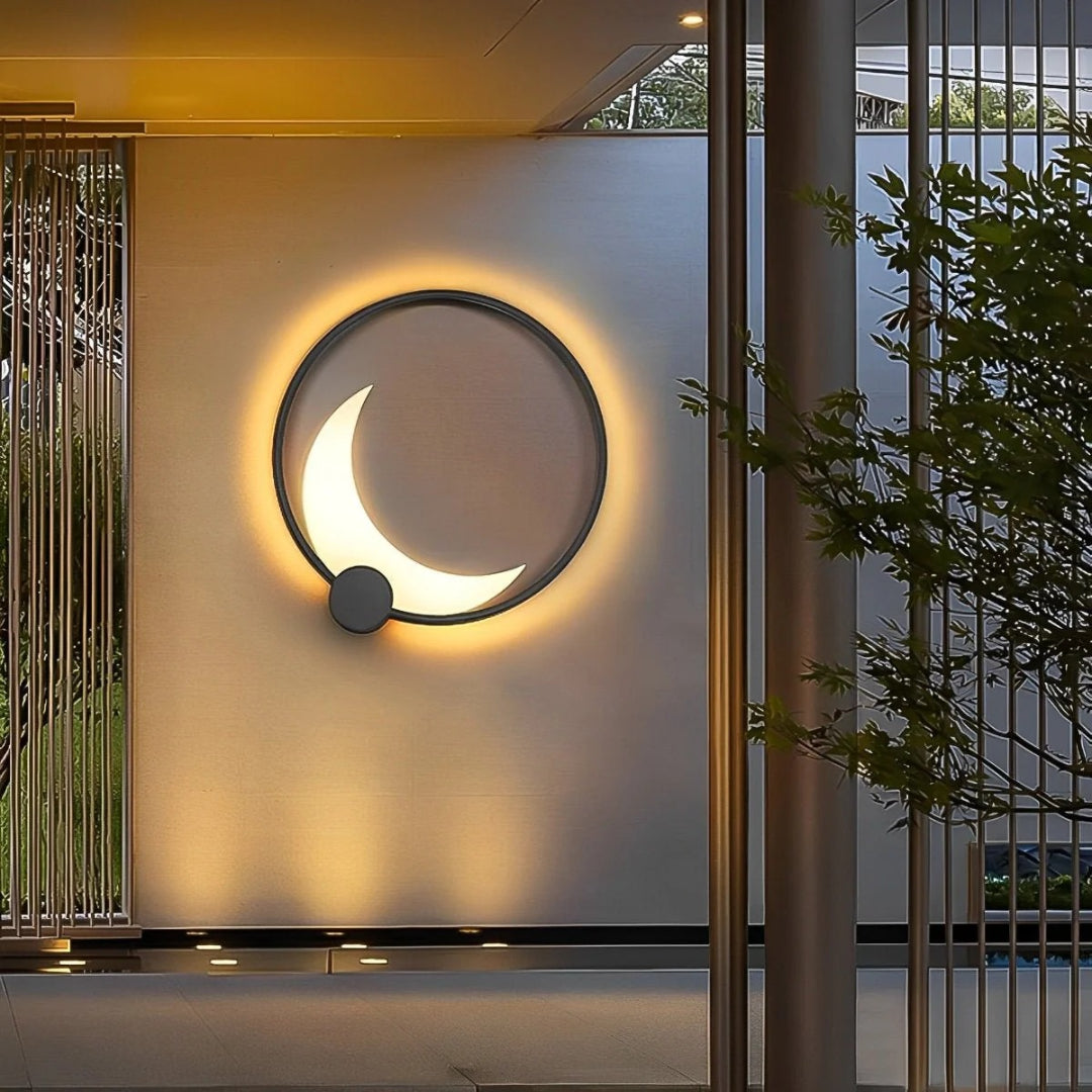 Minimalistyczna półksiężycowa lampa ścienna LED – widok produktu 1 | Nuvira Home