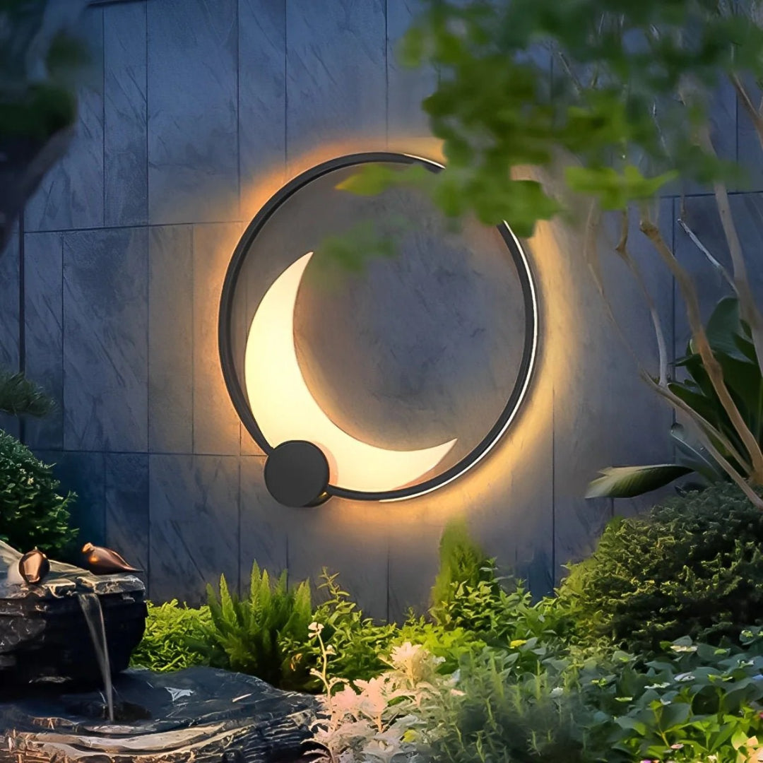 Minimalistyczna półksiężycowa lampa ścienna LED – widok produktu 2 | Nuvira Home