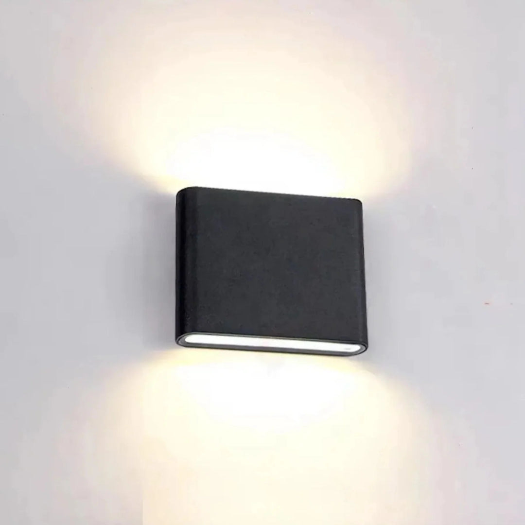 Minimalistyczna prostokątna zewnętrzna lampa ścienna – widok produktu 2 | Nuvira Home