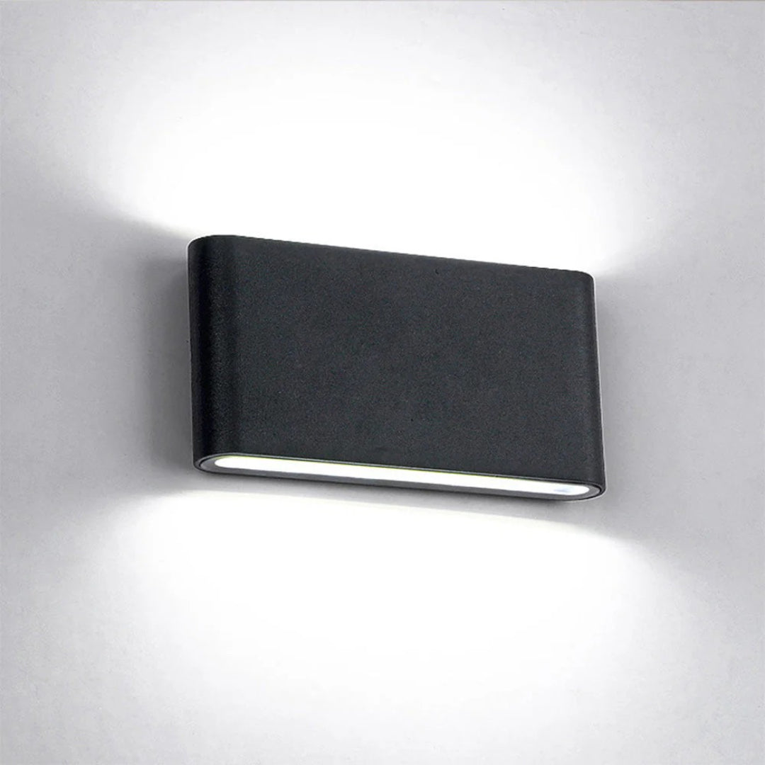 Minimalistyczna prostokątna zewnętrzna lampa ścienna – widok produktu 4 | Nuvira Home