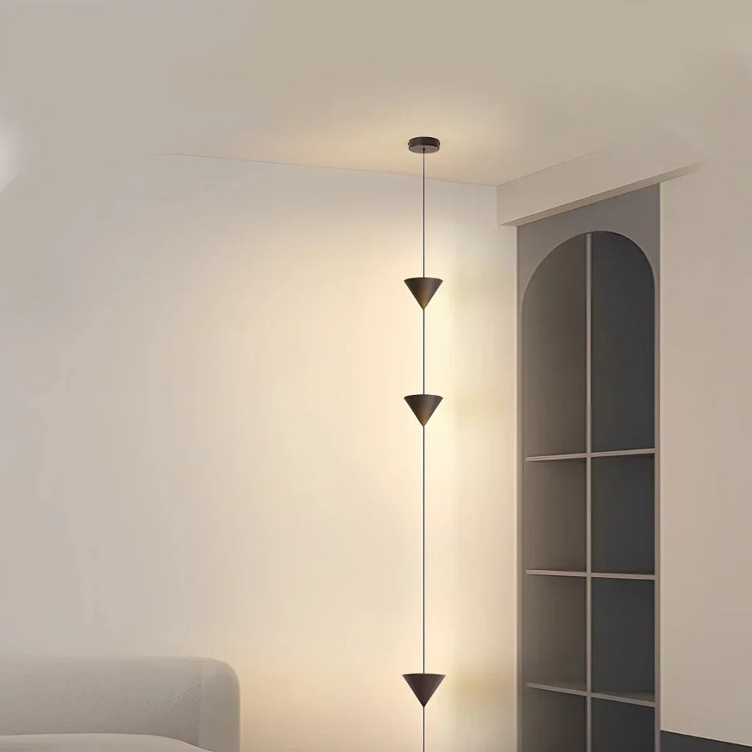 Minimalistyczna stożkowa lampa podłogowa – widok produktu 1 | Nuvira Home