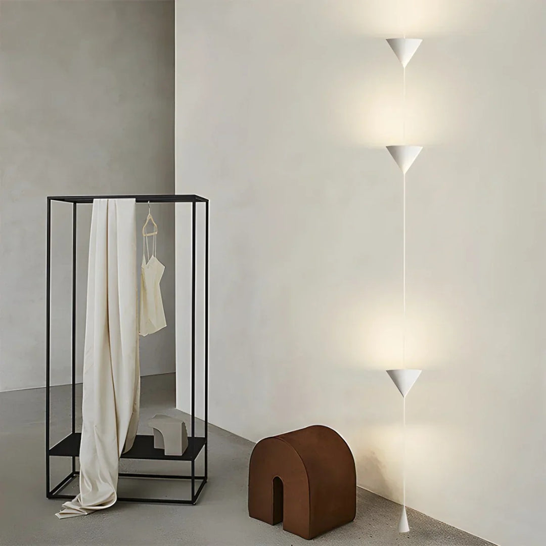 Minimalistyczna stożkowa lampa podłogowa – widok produktu 13 | Nuvira Home