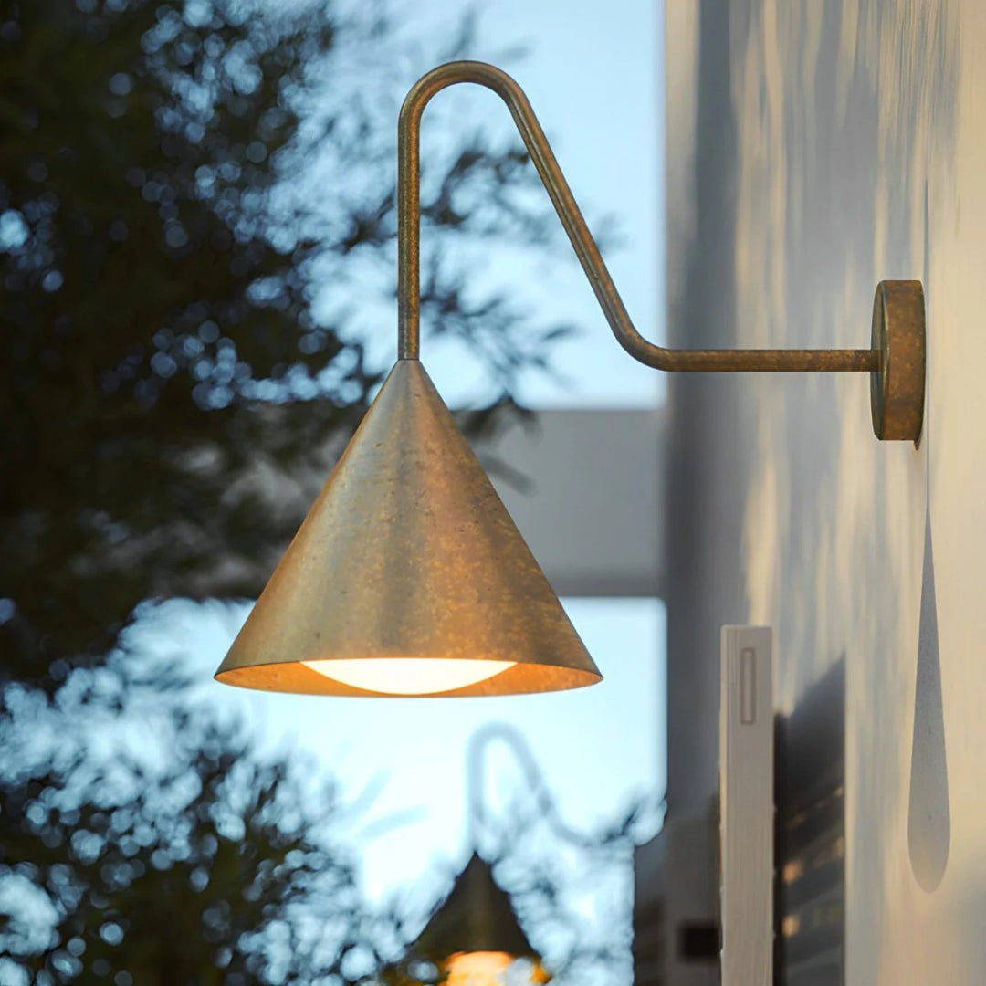 Minimalistyczna stożkowa zewnętrzna lampa ścienna – widok produktu 1 | Nuvira Home