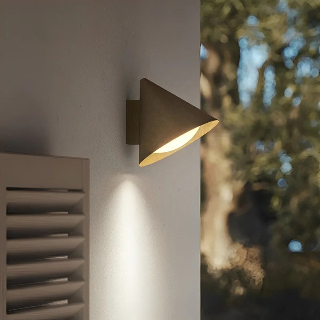 Minimalistyczna stożkowa zewnętrzna lampa ścienna – widok produktu 2 | Nuvira Home
