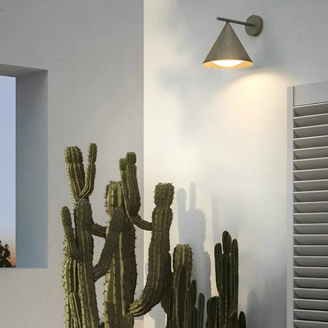 Minimalistyczna stożkowa zewnętrzna lampa ścienna – widok produktu 3 | Nuvira Home