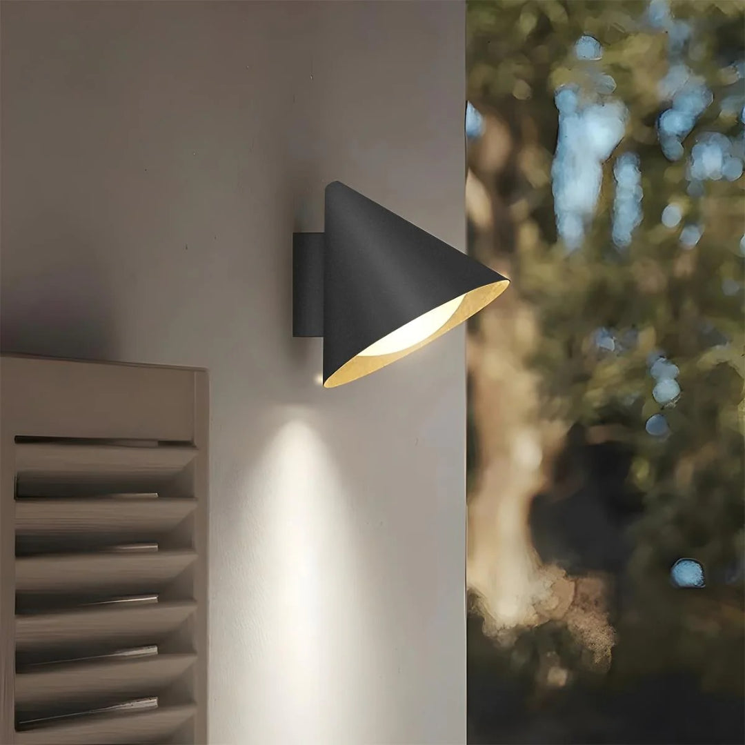 Minimalistyczna stożkowa zewnętrzna lampa ścienna – widok produktu 4 | Nuvira Home