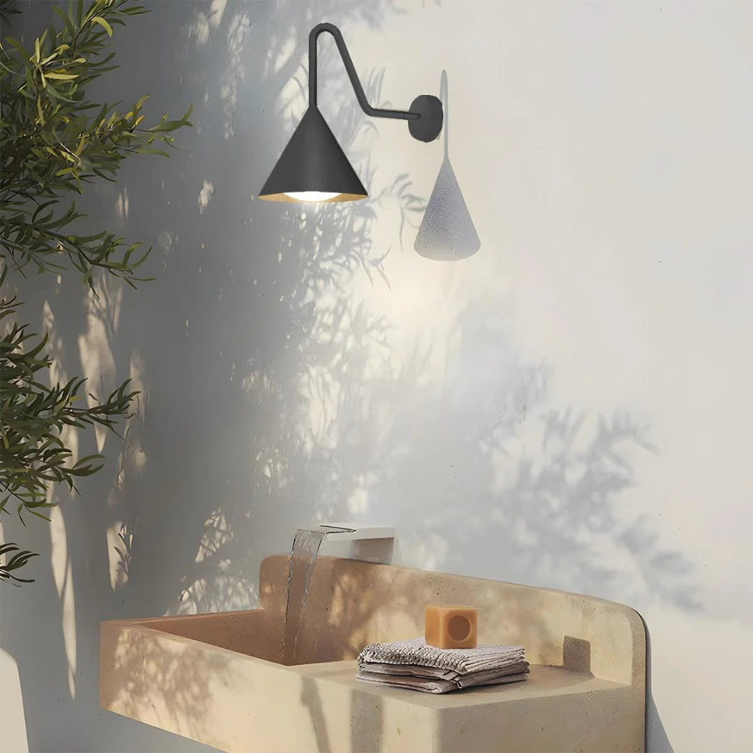 Minimalistyczna stożkowa zewnętrzna lampa ścienna – widok produktu 11 | Nuvira Home