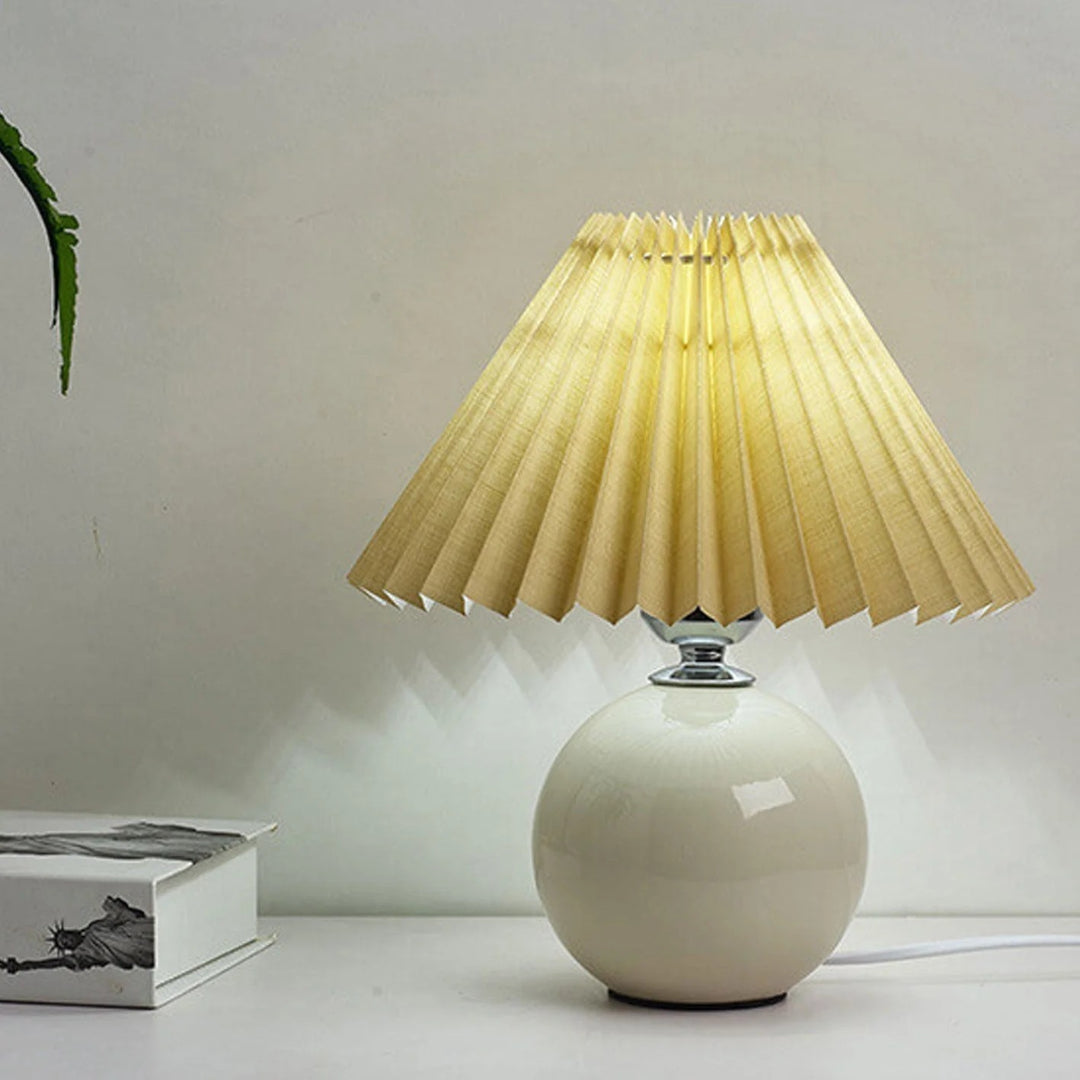 Nordycka ceramiczna plisowana lampka stołowa – widok produktu 3 | Nuvira Home
