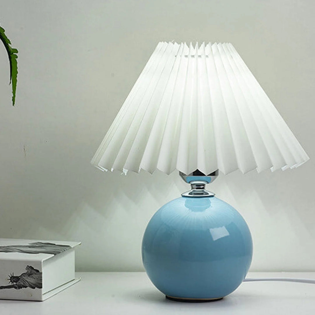 Nordycka ceramiczna plisowana lampka stołowa – widok produktu 6 | Nuvira Home