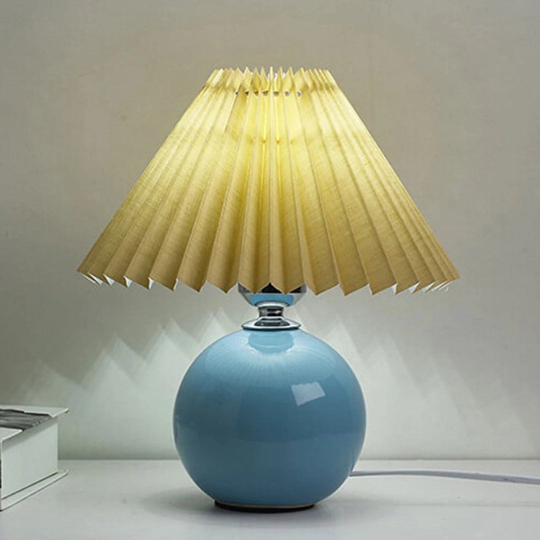 Nordycka ceramiczna plisowana lampka stołowa – widok produktu 7 | Nuvira Home