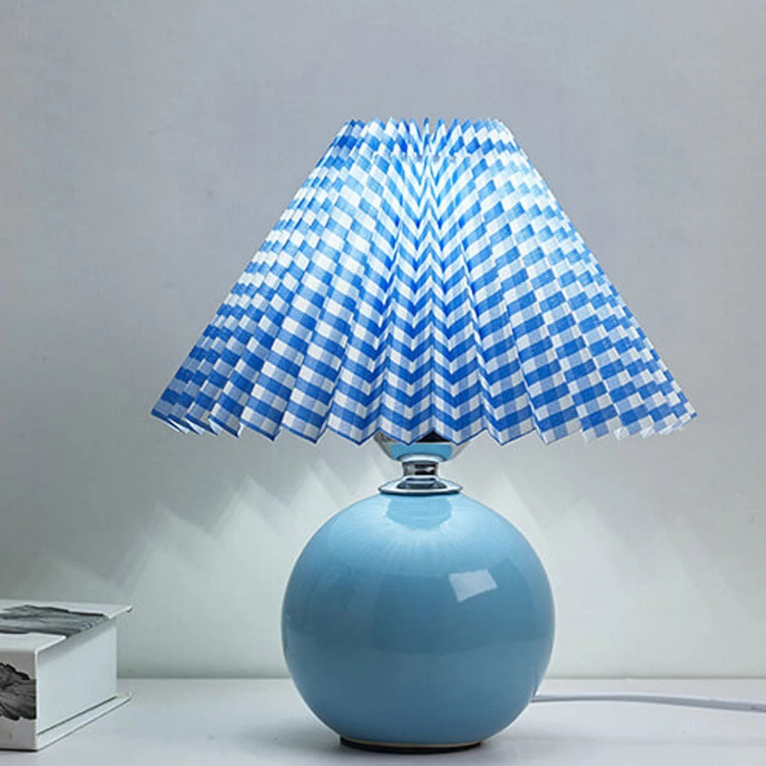 Nordycka ceramiczna plisowana lampka stołowa – widok produktu 8 | Nuvira Home