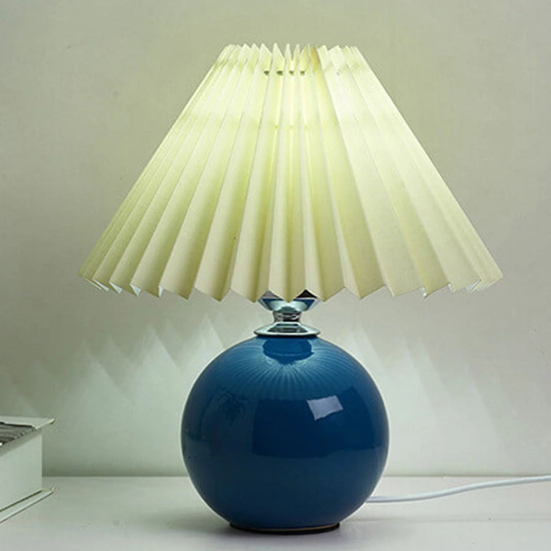 Nordycka ceramiczna plisowana lampka stołowa – widok produktu 11 | Nuvira Home