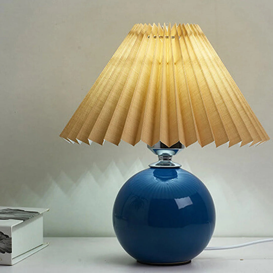 Nordycka ceramiczna plisowana lampka stołowa – widok produktu 12 | Nuvira Home