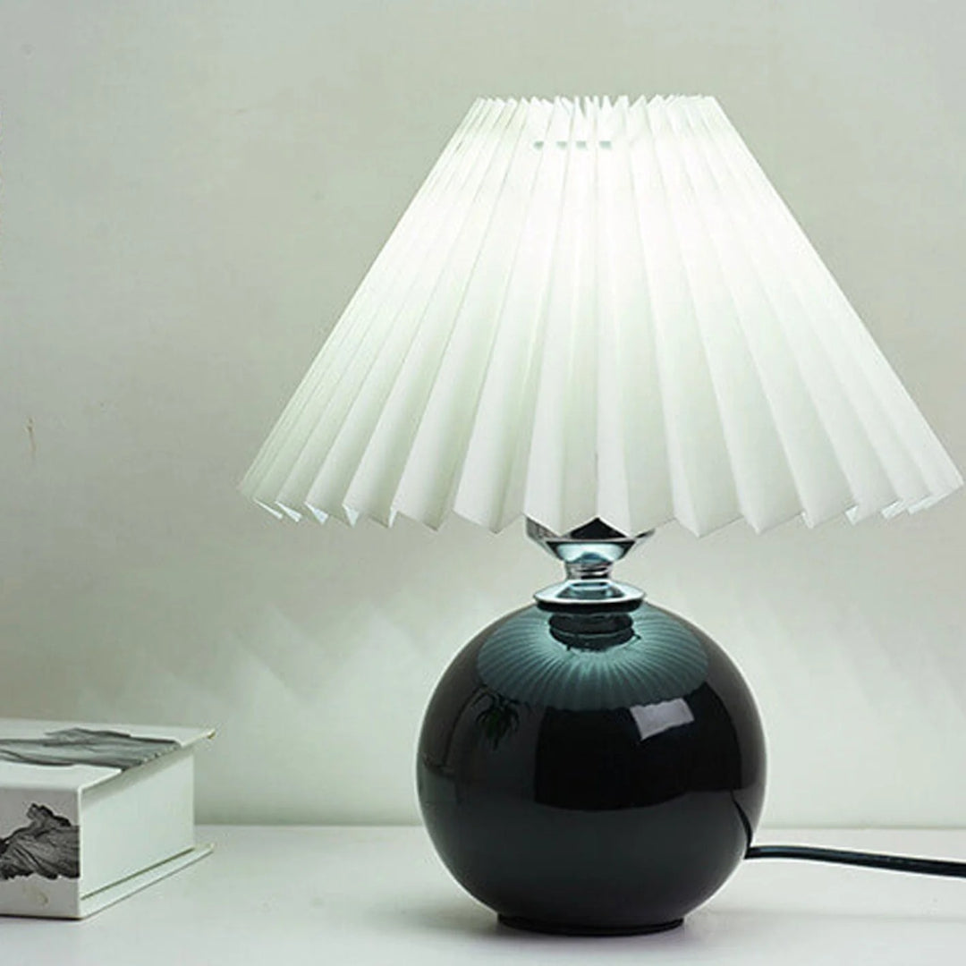 Nordycka ceramiczna plisowana lampka stołowa – widok produktu 17 | Nuvira Home