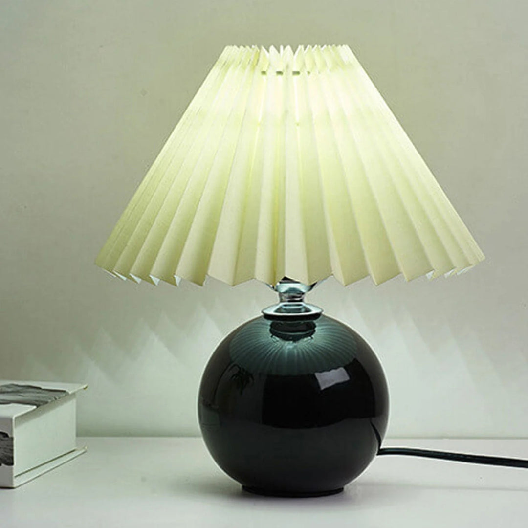 Nordycka ceramiczna plisowana lampka stołowa – widok produktu 18 | Nuvira Home