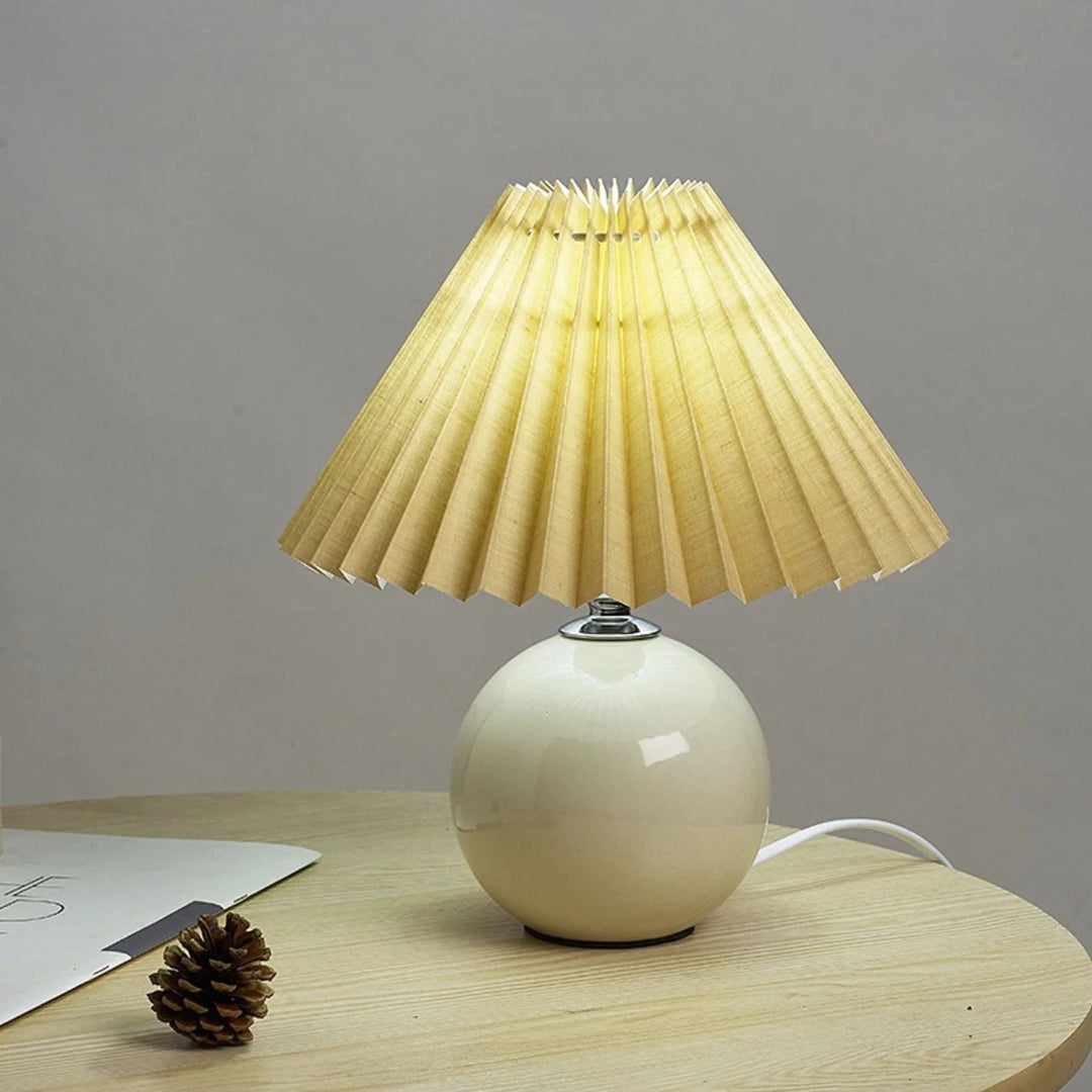 Nordycka ceramiczna plisowana lampka stołowa – widok produktu 26 | Nuvira Home
