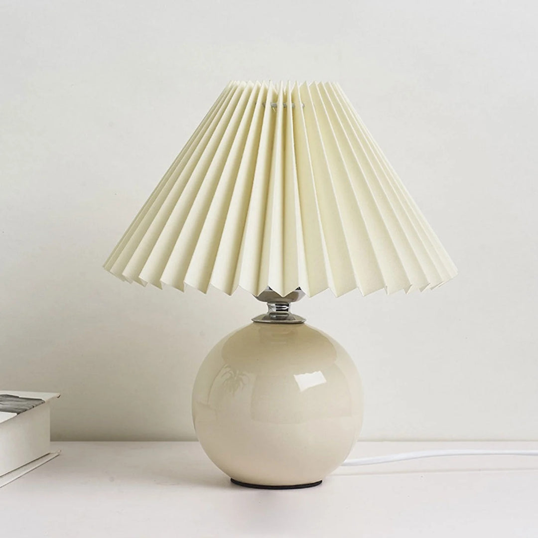 Nordycka ceramiczna plisowana lampka stołowa – widok produktu 33 | Nuvira Home