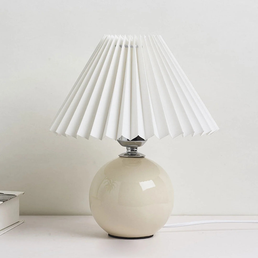 Nordycka ceramiczna plisowana lampka stołowa – widok produktu 34 | Nuvira Home